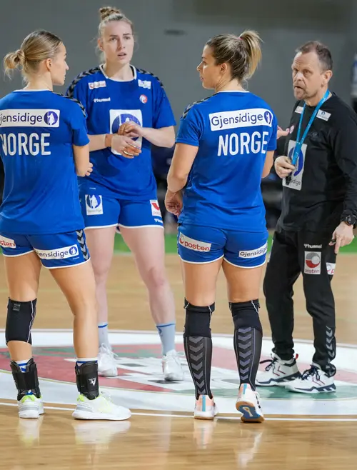 Stine Bredal Oftedal, Vilde Mortensen Ingstad, Nora Mørk og trener Thorir Hergeirsson under trening.