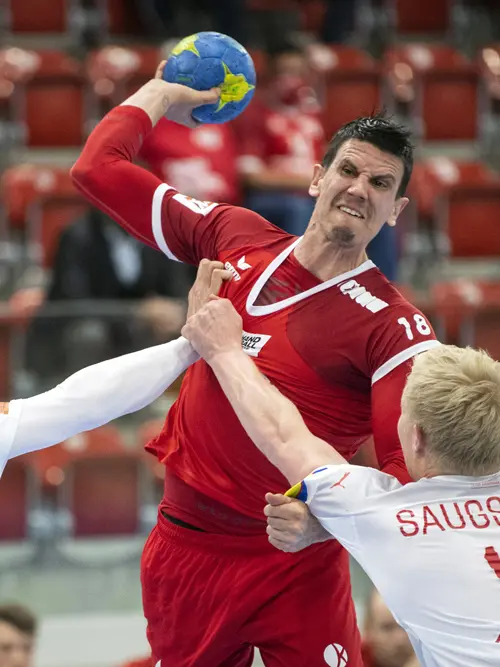 Sveits' Andy Schmid (i midten) under EM-kvaliken mot Danmark i 2021.